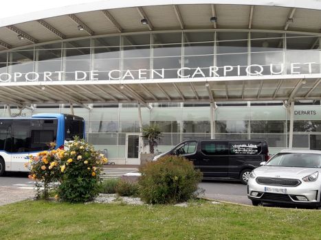 Camion Voyagez Libre à l'aéroport de Carpiquet